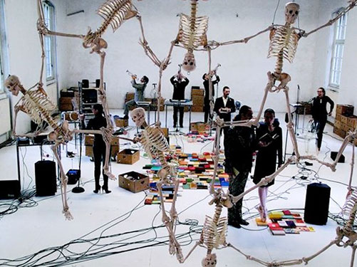 dan_032_001-en-el-retrovisor-izquierdo-en-el-parking-de-woolworth01